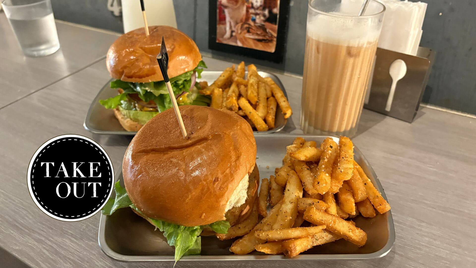 ほぼ猫カフェ状態なハンバーガー店「TakeOut Burger&Cafe」 - Excuse Me Taiwan